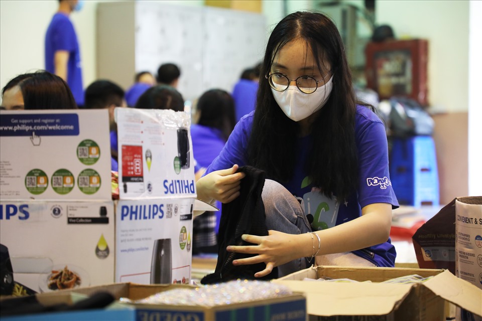 Hà Nội: Lượm hàng tấn giấy vụn, quần áo cũ để làm đồ tái chế