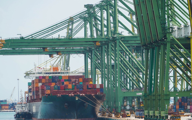 Ngành cảng biển: Bị kìm hãm do thiếu trầm trọng container rỗng, dài hạn vẫn lạc quan nhờ đà dịch chuyển dòng vốn sang Việt Nam